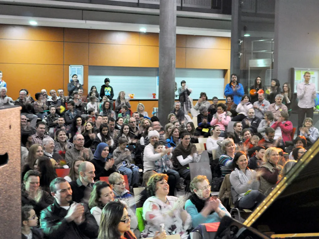 Blick von oben auf das volle Foyer.